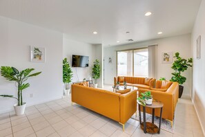 Living Room | Smart TV | Free WiFi | Central A/C & Heating