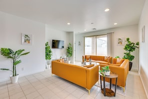 Living Room | Smart TV | Free WiFi | Central A/C & Heating