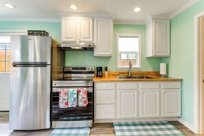 Kitchenette | Cooking Basics | Single-Story Cottage
