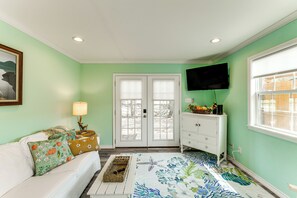 Living Room | Free WiFi | Smart TV