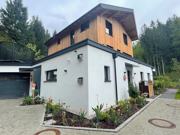 Apartment with parking spaces next to the door