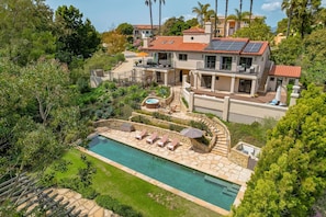 Beautiful retreat with grand outdoor space