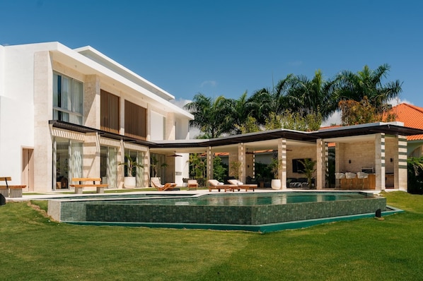 Modern 6 BDR golf front villa in luxury beach resort w/ pool and heated jacuzzi (6807)