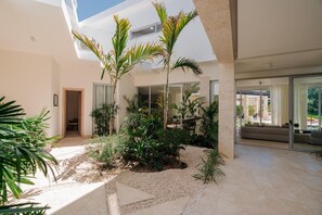 Modern 6 BDR golf front villa in luxury beach resort w/ pool and heated jacuzziz (6811)