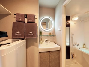 The bathroom and toilet are separate in this room.