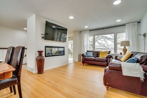Living Room | Smart TV | Free WiFi | Main Level