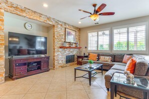 Living Room | Smart TV | Free WiFi | Fireplace