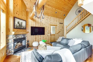 Living Room | 1st Floor | Smart TV | Free WiFi | Fireplace