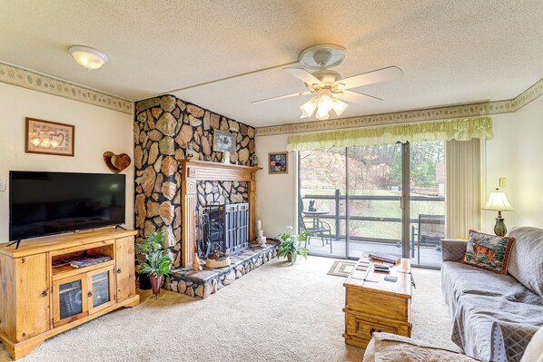 Sevierville Vacation Rental | 1BR | 1BA | 576 Sq Ft | Stairs to Enter