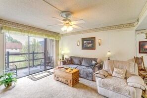 Living Room | Free WiFi | Central Heating & A/C | Smart TV | Sleeper Sofa