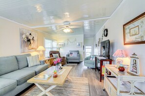 Living Room | Free WiFi | Smart TV | Central A/C