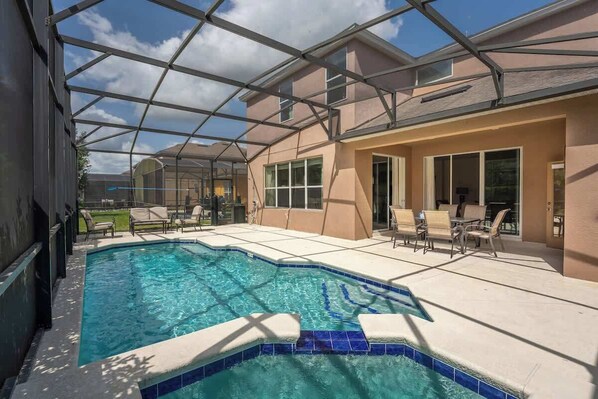 Sunny And Relaxing Spa and Pool Area