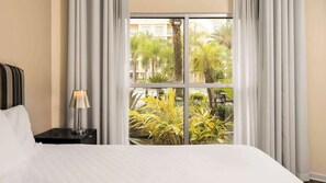 Old-fashioned King bedroom with private bathroom with a great view to the hotel Pool