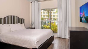 Old-fashioned King bedroom with privet bathroom with a great view to the hotel Pool