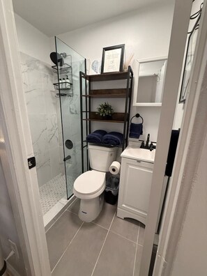 This cozy NYC gem is surprisingly comfortable, and the full private bathroom is fully stocked—we've even got the shampoo and conditioner covered! Towels, soap, toilet paper... it's all here.