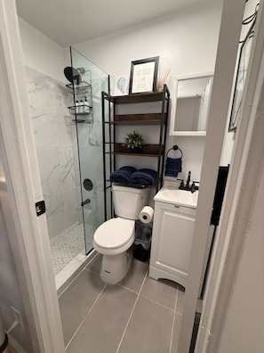 This cozy NYC gem is surprisingly comfortable, and the full private bathroom is fully stocked—we've even got the shampoo and conditioner covered! Towels, soap, toilet paper... it's all here.
