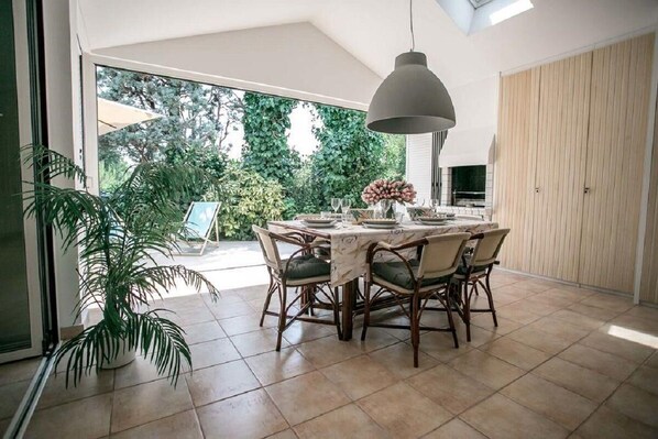 dining area, grill, terrace with Jacuzzi