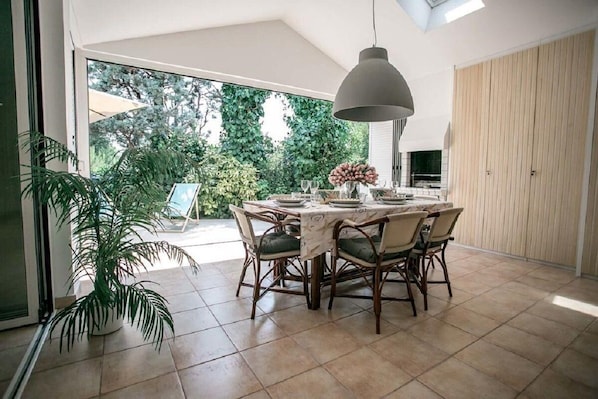 dining area, grill, terrace with Jacuzzi