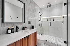 Serenity in every detail: Step into the full bathroom, where relaxation meets refinement.