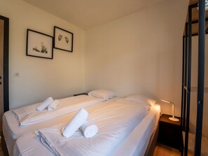 Bett, Schlafzimmer, Holz, Bettdecke, Bedding, Interior Design, Fussboden, Bettrahmen, Flooring, Möbel