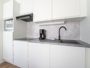 Countertop, Küche, Küchengerät, Cabinetry, Flooring, Interior Design, Major Appliance, Fussboden, Spüle, Möbel
