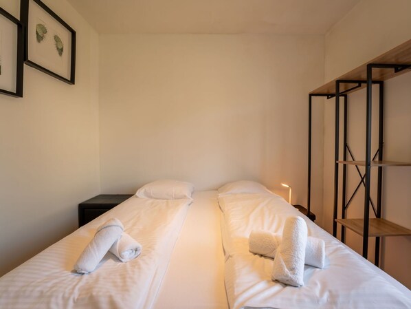 Holz, Schlafzimmer, Bett, Fussboden, Flooring, Interior Design, Bettdecke, Bedding, Bettrahmen, Zimmer