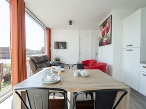 Meubles, Architecture, Appartement, Design Intérieur, Chaise, Domicile, Table Cuisine Et Salle A Manger, Balcon, Tache De Bois, Plante D'Appartement