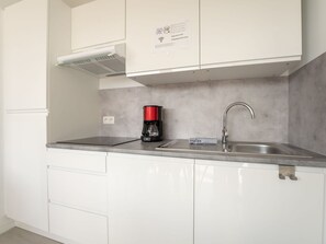 Countertop, Küche, Cabinetry, Küchengerät, Interior Design, Flooring, Major Appliance, Sinken, Spüle, Möbel
