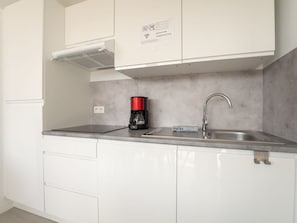 Countertop, Küche, Cabinetry, Küchengerät, Interior Design, Flooring, Major Appliance, Sinken, Spüle, Möbel