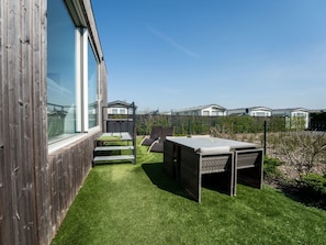 Schatten, Balkon, Garten, Rasen, Daylighting, Zaun, Hinterhof, Deck, Gartenmöbel, Holzboden