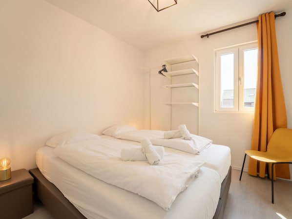 Interior Design, Fussboden, Flooring, Schlafzimmer, Decke, Wohnung, Zimmer, Bett, Bettrahmen, Bedding