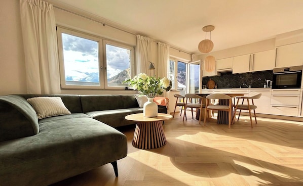 Living - sunny and spacious