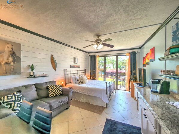 Pirates Bay B114 Studio