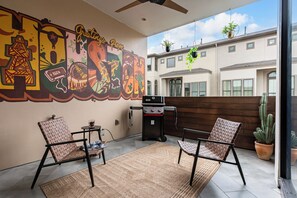 Kick back and enjoy the ultimate outdoor retreat on this private balcony, complete with a vibrant "Greetings from Houston" mural, cozy seating, and a gas grill for cookouts. Whether you're sipping your morning coffee, unwinding with a drink in the evening, or firing up the BBQ, this space is perfect for relaxation and connection.