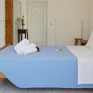 Spacious room with two single beds and wardrobe

