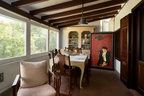 Cozy dinning space 