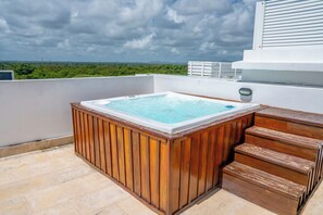 Outdoor spa tub