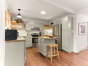 This fully equipped kitchen makes it easy to gather, cook, and reconnect. With plenty of counter space, full-size appliances, and a central island, there’s room for everyone to pitch in—or just hang out while someone else cooks.