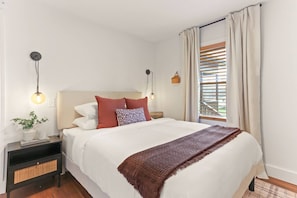 Your cozy retreat after a day of Gorge adventures—this queen bedroom offers soft lighting, calming tones, and space to rest, reconnect, and recharge.