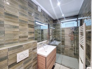 Italian large shower room w/ toilet