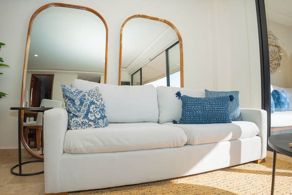 Sala Acogedora / Comfy Sofa and mirrors