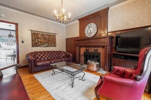 Living room with fireplace (2)