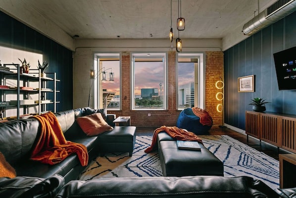 Beautiful living space overlooking Downtown Dallas and Reunion Tower
