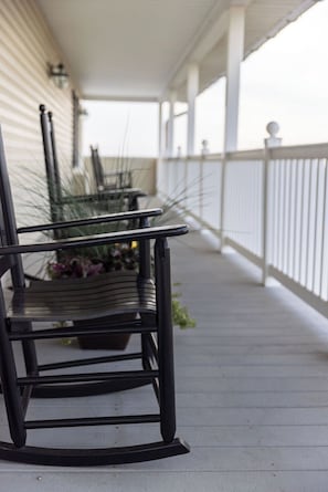 hillside-Porch201
