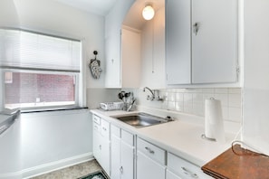 Kitchen | Desk | Free WiFi | Central Air Conditioning/Heat