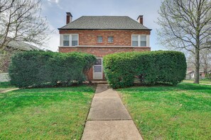Apartment Exterior | Single-Story Unit