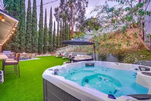 Jacuzzi for 6!