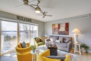 Living Room | Free WiFi | Central A/C & Heat | Smart TV