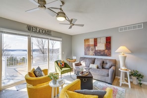 Living Room | Free WiFi | Central A/C & Heat | Smart TV