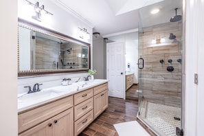 Bright, immaculate, and designed for comfort—this sink setup brings a touch of luxury to your daily routine.